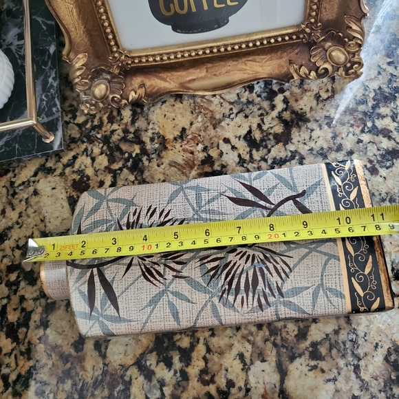 Elegant ceramic vase with bamboo leaves design - Picture 6 of 7